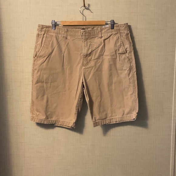 Old Navy Men's Khaki Flat Front Shorts - Picture 1 of 4